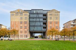 <span><span>Welkom in de<strong> Bloemmolens</strong>, een stukje <strong>industrieel erfgoed vol charme en geschiedenis</strong>. De karaktervolle torens staan al decennialang leeg, maar nu is het<strong> tijd voor verandering</strong>. Het is tijd voor de toekomst. Heden en verleden smelten samen tot een stijlvol appartementsgebouw waar comfortabel, industrieel en duurzaam wonen centraal staat. <br />Om de Bloemmolens terug nieuw leven in te blazen, bouwen we de linkervleugel om tot een <strong>stijlvol wooncomplex</strong>. De toren biedt <strong>26 unieke appartementen</strong> en voorziet ruimte voor<strong> 31 parkeerplaatsen</strong>. Met uitzicht over de Polders of op het stadscentrum, kan u genieten van een adembenemend vergezicht. Door de aanwezigheid van water en groen is het hier telkens opnieuw zalig thuiskomen. <br /><br />De rechtervleugel zal ruimte bieden aan een <strong>unieke horecazaak</strong> (gelijkvloers + 1<sup>ste</sup> verdieping) en verder alsook <strong>kantoorruimte</strong> op de 2<sup>de</sup> tot en met 5<sup>de</sup> verdieping.<br />-><strong> </strong>Deze opportuniteiten zijn op heden nog beschikbaar: Neem contact met ons op en we bespreken graag uw plannen op deze unieke locatie. <br /><br /><u><strong>Aanbod:</strong></u><strong> </strong></span></span>
<ul>
	<li><span><span>1 slaapkamer appartementen;</span></span></li>
	<li><span><span>2 slaapkamer appartementen;</span></span></li>
	<li><span><span>3 slaapkamer appartementen;</span></span></li>
	<li><span><span>luxe penthouses. </span></span></li>
</ul>
<span><span><em>De appartementen gecreëerd in de toren worden aangeboden onder registratierechten. De appartementen tussenliggend worden geheel nieuw gecreëerd en vallen bijgevolg onder het btw-stelsel. </em><br /><br /><u><strong>Enkele unieke redenen om uw plaatsje in deze architecturale parel te bemachtigen:</strong></u></span></span>

<ul>
	<li><span><span>Indrukwekkende architectuur (enig in zijn soort);</span></span></li>
	<li><span><span>Centrale ligging, dicht bij stadscentrum doch genieten van alle rust;</span></span></li>
	<li><span><span>Afwerking met alle modernste technieken;</span></span></li>
	<li><span><span>Ruime fietsenstalling, parkeerplaats en bergingen beschikbaar;</span></span></li>
	<li><span><span>...</span></span></li>
</ul>
<span><span><strong>Wens je een brochure te bekomen waar we de geschiedenis van de Bloemmolens en de nieuwe bouwplannen verder toelichten? </strong><br />Neem dan snel contact op met uw Diksimmo makelaar. We helpen u graag verder. </span></span>