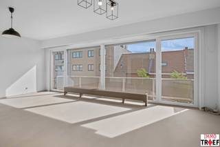 <p>Dit 2 slaapkamer-appartement is gelegen in hartje Lebbeke op wandelafstand van winkels, scholen en openbaar vervoer en bevindt zich op de tweede verdieping (lift aanwezig). Indeling: een inkomhal met een apart toilet, een ruime lichtrijke leefruimte met balkon/terras en een volledig vernieuwde keuken. Verder is er een badkamer met wastafel, inloopdouche en ruimte voor aansluiting van wasmachine. Tot slot zijn er 2 ruime slaapkamers met toegang tot een 2e terras. TROEVEN: centrale ligging, 1 garagebox inbegrepen , lift aanwezig, onmiddellijk beschikbaar, huurprijs: € 895 + € 30 gemeenschappelijke kosten. Info/bezoek? Contacteer Charlotte van IMMO TROEF: info@immotroef.be</p>