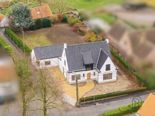 In de Molenstraat in Deerlijk bevindt zich deze instapklare alleenstaande villa op een perceel van 1.448 m², kwalitatief en smaakvol...