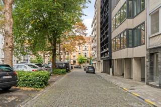 Op één van de mooiste pleinen van Kortrijk, het President Rooseveltplein, vinden we dit instapklaar, gerenoveerde appartement op de 5de...