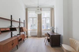 Op zoek naar een <strong>smaakvol, compleet ingericht appartement</strong> in het bruisende hart van ’t Zuid?<br />Dan word je instant gelukkig in de Graaf van Egmontstraat. Dit <strong>gelijkvloers appartement</strong> werd zopas volledig gerenoveerd met oog voor detail en liefde voor stijl. Het resultaat? Een zachte mix van karakter, comfort en hedendaags design.<br /><br />De indeling zit helemaal goed: vooraan een gezellige <strong>werk- of zithoek</strong> met zicht op de charmante gevels van de straat, centraal een mooie leefruimte die moeiteloos overloopt in de warme open keuken. De keuken is niet alleen knap, maar ook functioneel – van stijlvolle kasten tot handige toestellen, alles klopt hier gewoon.<br /><br />De badkamer is compact maar luxueus, met een strakke inloopdouche, elegante afwerking en ruimte voor wasmachine en droogkast.<br />En boven? Daar wacht een knusse slaapkamer, slim geïntegreerd op de tussenverdieping.<br /><br />Achteraan geniet je nog van een klein maar fijn <strong>terrasje</strong> - ideaal voor een koffie in de zon of een aperitiefje op het einde van de dag.<br /><br />Wat dit appartement extra bijzonder maakt? Het is <span><strong>volledig bemeubeld en uitgerust</strong></span>, tot in het kleinste detail.<br />Denk: lakens, handdoeken, servies, koffiemachine, TV,… Je hoeft enkel je koffer mee te nemen. Ook de <span><strong>nutsvoorzieningen</strong></span> (gas, elektriciteit, water, internet) zijn <span><strong>inbegrepen in de huurprijs!</strong></span> Geen gedoe, geen verrassingen, gewoon zorgeloos wonen.<br /><br />En alsof dat nog niet genoeg is: om de hoek ligt het gloednieuwe Zuidpark. Groen, uitnodigend en ideaal om te wandelen, sporten of gewoon wat te genieten van het buitenleven in de stad.<br /><br />Dit is "<em>city living</em>" op z’n best: stijlvol, slim en zonder zorgen! Huurcontract op naam van een firma mogelijk.<br /><br />De ALL-IN huurprijs bedraagt 1.900 euro per maand (= exclusief BTW)<br /><br />- GEEN bijkomende/gem. kosten<br />- Onmiddellijk beschikbaar<br />- 3 maanden huurwaarborg<br />- Kosten plaatsbeschrijving: 50/50 huurder en verhuurder<br /><br />Interesse? Kom je graag eens kijken? Plan een bezoek in via volgende link https://jamar.immo/te-huur/zorgeloos-all-in-en-stijlvol-wonen-op-het-zuid/