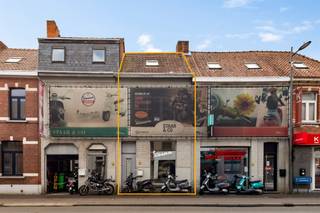 <p><span>Handelspand met mogelijkheid tot het creëren van een bovengelegen woonst nabij het centrum van Kapellen.</span></p><p><span>De winkelruimte en de werkplaats zijn in een goede staat, doch verder zijn de gebouwen aan een grondige renovatie toe.</span></p><p><span>Terug omvormen naar twee eengezinswoningen is natuurlijk ook een optie, doch zulks zal wel wat ingrijpende werken vragen.</span></p><p><span>Het gelijkvloers bestaat thans uit een winkelruimte (x 2), een keuken met eethoek, een berging, een toilet en een werkplaats, welke tevens bereikbaar is langs de garagepoort aan de Streepstraat.</span></p><p><span>Op de verdiepingen van zowel nr. 11 als nr. 13 vinden we een te renoveren woongelegenheid. De woongelegenheid van nr. 11 is bereikbaar langs een afzonderlijke inkom, terwijl deze van nr. 13 bereikbaar is langs de winkelruimte.</span></p><p><span>De energiescore van nr. 11 bedraagt 491 kWh/(m²jaar), zijnde label E en dus renovatieplicht, en van nr. 13 231 kWh/(m²jaar), zijnde label C. Wat betreft nr. 11 volstaat het een condensatieketel te plaatsen om de energiescore naar 273 kWh/(m²jaar) en dus label C te brengen en zo aan de renovatieplicht te voldoen.</span></p><p><span>Is uw interesse gewekt? Wel, dan spreek ik graag een keer ter plaatse af.</span></p>