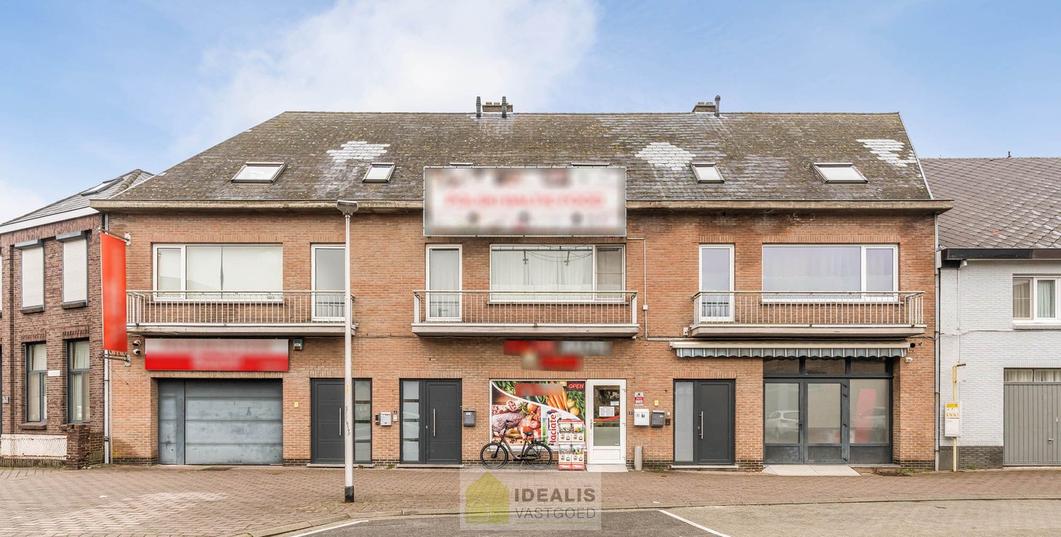 OP TE FRISSEN RUIM DUPLEX APPARTEMENT PAL IN  HET CENTRUM VAN HAMONT! Dit uiterst ruime appartement omvat maar liefst ca.142m² bewoonbare oppervlakte en is voorzien van een ruime woonkamer met aansluitend keuken, 3 aangename slaapkamers, volledig vernieuw - foto 4