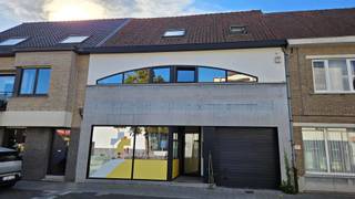 In het hart van het dorpscentrum van De Pinte, met een vlotte verbinding naar de N60, N43 en E17 bevindt zich dit instapklare gelijkvloerse kantoor van 100 m². 
De indeling omvat een open werkruimte, een ruime vergaderzaal, twee bergingen, een privatief toilet en een kitchenette die rechtstreeks uitgeeft op het zalige  terras. 
Voldoende gratis parking in de omgeving!
Meer informatie of een bezoek? Neem dan gerust contact met ons op!