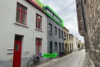 In het rustige Sint-Annakwartier, op wandelafstand van de Markt, winkels, scholen en openbaar vervoer, bevindt zich dit...