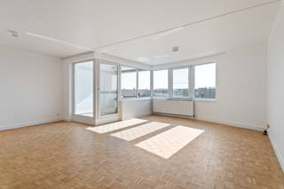 Instapklaar, volledig gerenoveerd appartement met twee slaapkamers, terras en garagebox op wandelafstand van het centrum.Indeling en omschrijving:U...