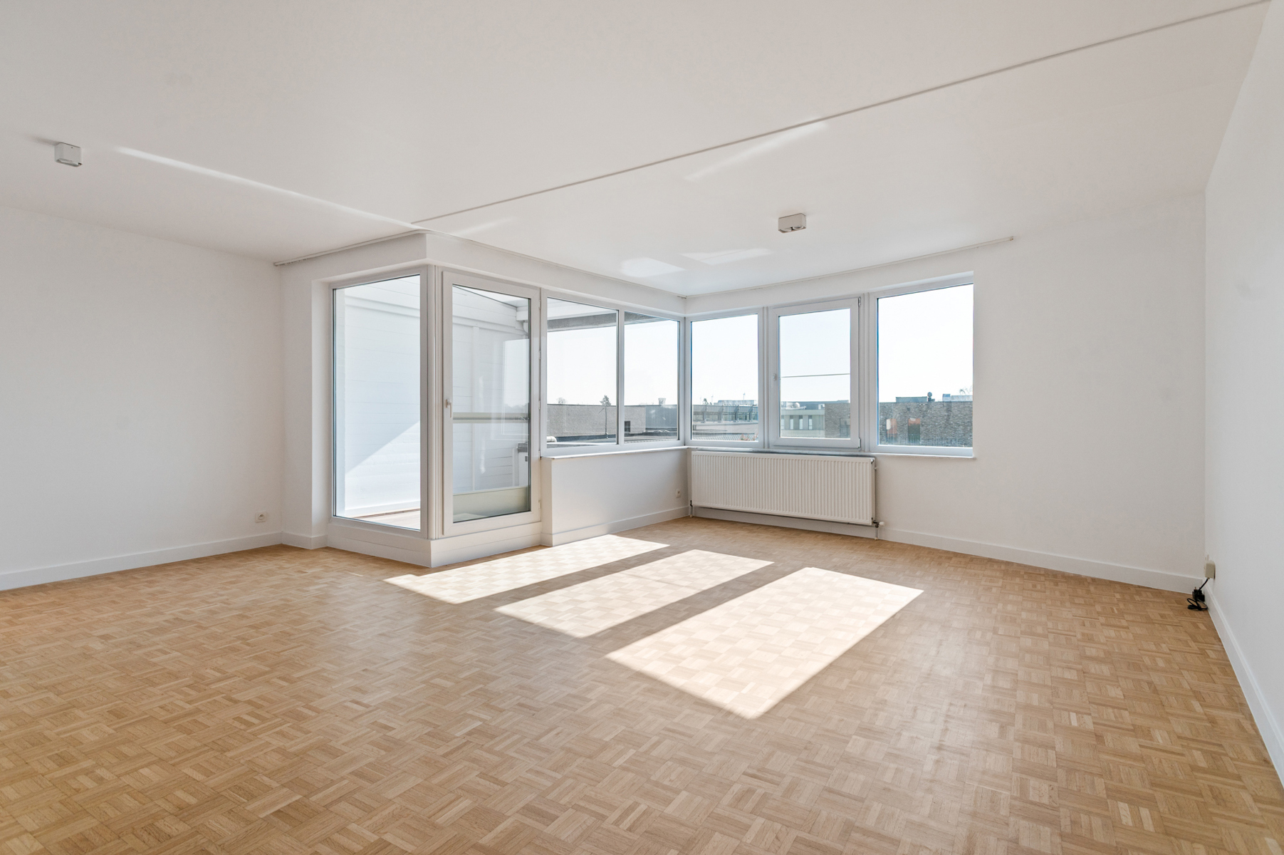 Instapklaar, volledig gerenoveerd appartement met twee slaapkamers, terras en garagebox. - foto 2