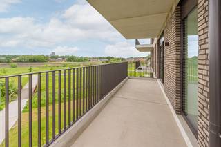 <p>Welkom in dit stijlvolle en energiezuinige appartement, gelegen in een nieuwe residentie.</p><p>Via de inkomhal met gastentoilet betreden we dit moderne appartement. De lichtrijke leefruimte met grote raampartijen geniet van een overvloed aan natuurlijk licht en biedt een aangename connectie met het terras. De open keuken vormt het centrale hart van de woning en biedt alle ruimte om gezellig te koken en samen te genieten.</p><p>Via de nachthal bereiken we drie volwaardige slaapkamers, waarvan de master bedroom beschikt over een ensuite badkamer en voldoende ruimte voor een dressing of bureau. Daarnaast bevindt zich een aparte douchekamer, wat extra comfort biedt voor gezinnen, een praktische technische berging en een terras met zicht op het groen. Bij het appartement horen eveneens een autostaanplaats en een private kelderberging. Bovendien beschikt de residentie over een gemeenschappelijke ondergrondse fietsenstalling.</p><p>Dankzij de doordachte indeling, de kwalitatieve afwerking en de uitstekende lichtinval biedt dit appartement een aangename woonomgeving waar comfort en modern wonen centraal staan. Bij interesse kan u een afspraak maken op onze website.</p>