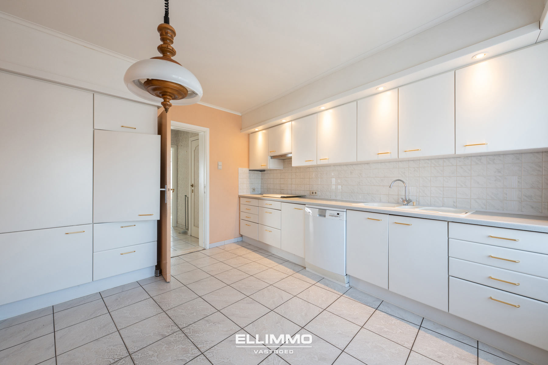 Verrassend ruime hoekwoning met 4 slpk's en veel potentieel  - foto 3