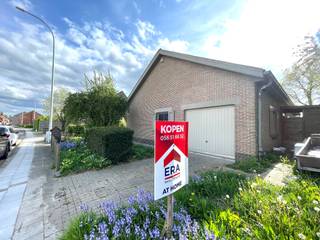 <strong>Wervik - Alleenstaande bungalow te koop met prachtige tuin en rustig gelegen te Wervik.</strong><br /><br />Deze zeer ruime alleenstaande woning biedt unieke combinatie van rust en comfort, licht en veelzijdigheid. Dankzij de gelijkvloerse indeling, de grote leefruimte en prachtige tuin is dit een ideale woonst voor wie houdt van rust, ruimte en functionaliteit.<br /><br /><strong>Indeling:</strong><br />Lichtrijke leefruimte met gezellige open haard, aparte bureau of hobbyruimte.<br />Gezellige veranda met uitzicht op de tuin.<br />Ruime keuken.<br />Berging met apart toilet.<br />Drie comfortabele slaapkamers (op het gelijkvloers) <br />Grote zolder met tal van mogelijkheden voor extra kamers of hobbyruimte.<br /><br /><strong>Buitenruimte:</strong><br />De woning beschikt over een zonnige ruin. Perfect om te ontspannen of om met familie en vrienden te ontspannen.<br />Daarnaast is er ook een inpandige garage met extra staanplaats.<br /><br /><strong>Troeven:</strong>
<ul><li>16 zonnepanelen</li><li>Alleenstaande woning</li><li>Veel lichtinval</li><li>Rustige ligging</li></ul>