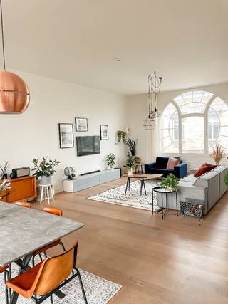 Wonen in Zurenborg?<br />Ontdek dit exclusieve, stijlvol afgewerkte appartement met een royaal terras in het prestigieuze ‘EGETRIM’-gebouw. Gelegen op een toplocatie, biedt dit juweeltje op de tweede verdieping een unieke combinatie van elegantie, comfort en hoogwaardige afwerking. Beschikbaar vanaf 1 mei 2025!<br /><br />Indeling:<br />Via de uitnodigende inkomhal bereikt u de lichte en ruime woon- en eetkamer, die naadloos overgaat in een volledig uitgeruste, moderne keuken. Deze keuken is voorzien van topapparatuur van SIEMATIC, waaronder een koelkast, diepvries, vaatwasser, inductiekookplaat en een geavanceerd FRANKE afzuigsysteem. De leefruimte biedt directe toegang tot het prachtig terras, waar u kunt genieten van de zon.<br /><br />De gang leidt naar twee royale slaapkamers, beiden ruim genoeg voor een comfortabel tweepersoonsbed en een grote kledingkast. De badkamer straalt luxe uit met een ruime inloopdouche en dubbele wastafel. Verder beschikt het appartement over een praktische berging met aansluitingen voor een wasmachine, en is er een aparte kelderberging inbegrepen.<br /><br />Extra’s:<br /><br />Maandelijkse kosten: € 100 (inclusief onderhoud van gemeenschappelijke delen, tuin, afvalophaling en ramenwasserij).<br />Eigen nutsvoorzieningen via individuele meters.<br />Optie om een privéstaanplaats te huren voor € 125 per maand.<br />Mogelijkheid tot verhuur op vennootschap.<br />EPC-score 178<br /><br />Maak van dit exclusieve appartement uw nieuwe thuis en geniet van wonen op een toplocatie in het hart van Zurenborg.