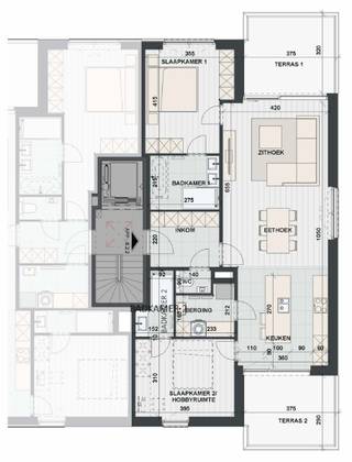 Dit <strong>moderne appartement</strong> (106,60m²) op de <strong>tweede verdieping</strong> aan de westkant van <strong>Residentie Pelikaan </strong>biedt een <strong>open en luchtige woonervaring.</strong><br />Dankzij de <strong>doorkijkindeling en grote raampartijen</strong> geniet je de hele dag van <strong>natuurlijk licht en een prachtig uitzicht op zowel het groene landschap als de omliggende omgeving.</strong><br /><br />Dit appartement beschikt over<strong> 2 slaapkamers en 2 badkamers</strong>.<br />Dankzij de <strong>ruime terrassen aan beide zijden </strong>(12m² en 11,05m²) kun je op elk moment van de dag <strong>genieten van het buitenleven.</strong><br />De<strong> energiezuinige lucht-waterwarmtepomp</strong> en <strong>hoogwaardige afwerking</strong> zorgen voor een<strong> duurzaam en comfortabel woonklimaat met lage energiekosten.</strong><br /><br />Parkeren is mogelijk in de <strong>ondergrondse garageboxen of staanplaats.</strong><br /><br />Een perfecte keuze voor wie op zoek is naar een <strong>stijlvolle en energiezuinige woonplek in een rustige, groene omgeving</strong>, met vlotte verbindingen naar het<strong> centrum van Ingelmunster</strong> en de omliggende steden.