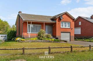 Voor meer info en foto’s, surf naar www.swevers.be – Deze open bebouwing in Beringen, gelegen aan de Everselstraat 144, biedt een mooie opportuniteit voor wie op zoek is naar een ruime woning met een praktische indeling en mogelijkheden om deze verder naar eigen smaak te moderniseren. De woning uit 1966 is een splitlevelwoning, wat zorgt voor een speelse en niet-klassieke indeling. De bewoonbare oppervlakte bedraagt 184 m², aangevuld met een zolder van 21,18 m² die dankzij de vernieuwde en bijkomend geïsoleerde afwerking kan dienen als extra slaapkamer, speelruimte, hobbykamer of bureau.<br /><br />Via de centrale inkomhal bereikt u de verschillende ruimtes. De woonkamer van ca. 30 m² geniet van een mooie lichtinval en biedt voldoende plaats voor een zit- en eethoek. Aansluitend bevindt zich de keuken (9,20 m²) met directe toegang tot het terras. De nachthal leidt naar drie slaapkamers, waarvan twee ruime kamers van elk ca. 14 m² en een derde kamer van 8,70 m², ideaal als kinder-, bureau- of hobbyruimte. De badkamer werd vernieuwd en biedt een aangename, hedendaagse basis. Ook de elektriciteit werd recent vernieuwd en is conform.<br /><br />Bovenop deze indeling is er nog de vernieuwde en bijkomend geïsoleerde zolderruimte van 21,18 m² met extra mogelijkheden voor polyvalent gebruik. Buiten sluit het terras aan op de leefruimte en kijkt uit op de tuin, georiënteerd naar het noordoosten. Het perceel van 6a 44ca biedt mogelijkheden om een aangename en private buitenruimte te creëren. Verder is er een kelder van 45,20 m², geschikt voor opslag of hobbyruimte, en een inpandige garage voor extra comfort. De ligging is vlot bereikbaar, met voorzieningen en restaurants op korte afstand.<br /><br />Deze ruime woning combineert een degelijke basis met reeds verschillende vernieuwde elementen en biedt nog mogelijkheden om verder naar eigen smaak in te richten en te moderniseren. Voor meer informatie, bel 011 255 155.<br /><br />Bron bewoonbare oppervlakte: EPC – verslag. Dit pand is onderworpen aan de renovatieverplichting van de Vlaamse overheid voor residentiële gebouwen (behoudens bij sloop binnen 5 jaar na de aankoop). Consulteer voor meer informatie de website van het Vlaams Energie- en Klimaatagentschap via https://www.vlaanderen.be/een-huis-of-appartement-kopen/renovatieverplichting-voor-residentiele-gebouwen.