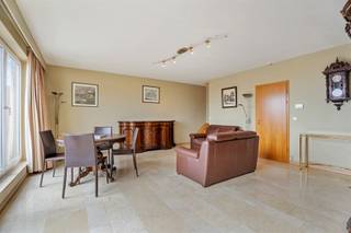 In Res. Kamoen vindt u dit ruim en perfect onderhouden duplexappartement.  Licht, volwaardige ruimtes en aangename terrassen zijn enkele van de vele...