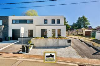 <p><span><span>Alweer VERKOCHT op 1e BEZOEKDAG. Contacteer RANDY REMUE 0479/ 99. 99. 90 als u ook op 1 DAG wil verkopen.</span></span></p><p>"ABSOLUTE TOPPER" - Afspraak ENIGE BEZOEKDAG ENKEL telefonisch via Randy Remue op 0479/ 99. 99. 90, meer info via Facebook "remuerandy" - LIKE de pagina en blijf op de hoogte van alle nieuwe woningen. De stukken van de woning zijn te consulteren op www.immo-zone.be. VERKOOP ONDER REGISTRATIE AAN 2% VOOR DE ENIGE EIGEN WONING! Deze recente en instapklare woning bevindt zich in de Hazestraat 88 te Zottegem. Indeling: via de centrale inkomhal met ingebouwde kasten en gastentoilet betreden we de woning. Aansluitend komen we in de lichtrijke leefruimte met zithoek en eetplaats. De open, volledig uitgeruste keuken sluit hier naadloos op aan en is voorzien van alle hedendaagse toestellen. Zowel vanuit de leefruimte als de keuken heeft u directe toegang tot de zonnige tuin. Op het gelijkvloers bevindt zich verder nog een praktische bergruimte aansluitend aan de keuken. Via de houten trap bereiken we het 1e verdiep, waar zich een apart toilet, 3 slaapkamers en een moderne badkamer met alle comfort bevinden. De woning beschikt over een aangelegde tuin bestaande uit terras en graszone. Achteraan bevindt zich een vergund tuingebouw dat kan dienen als bureau of hobbyruimte. Extra troeven zijn de zonnepanelen, die bijdragen aan een energiezuinig geheel, en de ruime parkeermogelijkheden op eigen terrein. Deze woning is een ABSOLUTE TOPPER voor starters, investeerders of gezinnen. P-score: A / G-score: A. <br />VOOR ZEER SNELLE BESLISSERS!!<br />IMMO ZONE RHODELAND  RANDY REMUE -  0479/ 99. 99. 90</p>
