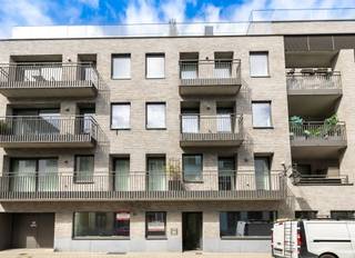 <strong>Ixelles, near Fernand Cocq, in a new building, an office space of ±144m² on the ground floor in CASCO condition. Available quickly. Beautiful building designed by Marc Corbiaux. Basement parking available.</strong><br /><br /><span>It is possible to acquire basement parking spaces </span>:<br />- P14 PMR = €40,000<br />- P26 / P33 en enfilade = €60,000<br />- P28 / P31 en enfilade = €60,000<br /><br />--------------------