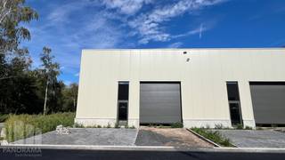 <strong>Gloednieuwe en duurzame KMO-unit</strong> met een oppervlakte van 205 m² te huur, strategisch gelegen vlakbij het <strong>Albertkanaal</strong>. Bovendien een uitstekende bereikbaarheid dankzij de nabijheid van de E313 en E314, met vlotte verbindingen richting Brussel, Antwerpen, Nederland en Duitsland.<br /><br />De <strong>casco opslagruimte </strong>van <strong>205 m² </strong>met een <strong>vrije hoogte van 6 meter</strong> is toegankelijk via een<strong> automatische sectionale poort</strong> (4 m B x 4,2 m H) en een afzonderlijke toegangsdeur. De geïsoleerde loods is verder uitgerust met lichtstraten met rookluik, een polybetonvloer (1 t/m² draagkracht) en <strong>12 zonnepanelen</strong>.<br /><br />Tevens zijn er <strong>2 parkeerplaatsen</strong> voorzien en is er voldoende manoeuvreerruimte. Geschikt voor zowel opslag als productie.<br /><br />Contacteer <strong>PANORAMA B2B</strong> voor bijkomende (technische) inlichtingen, plannen of een vrijblijvend plaatsbezoek<strong> 011 220 500.</strong>