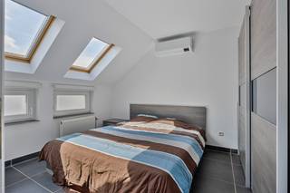 In een rustige straat van Sint-Truiden, op wandelafstand van het centrum vinden we dit charmante en verrassend ruime appartement terug. De indeling...