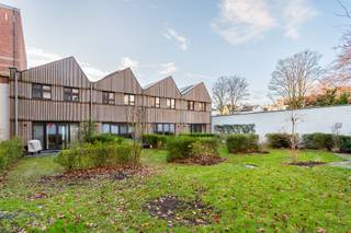 <p><span>Duplexwoning in de Harmoniewijk te koop! Recent afgewerkte woning (2021) in een verborgen binnengebied van de Harmoniestraat 9. Toprealisatie van CORES Development in de begeerde Harmoniewijk, op 2 stappen van het Harmoniepark, en 5 min nabij winkels, scholen, openbaar vervoer.... 100% instapklaar. Via het tuinpad en een eerste terras, bereiken we deze woning. Vanaf het binnenkomen ontdekken we een verfijnde woning waar luxe en comfort samengaan: de doorzonleefruimte met terrassen aan beide zijden, komt achteraan uit op een aangelegde parktuin, die gedeeld wordt met slechts 3 andere woningen! Als kloppend hart van de leefruimte vinden we de compleet ingerichte luxekeuken welke voorzien is om elke hobbykok te behagen! Alle mogelijke toptoestellen van SMEG, van oven tot wijnkoeler, Quookerkraan, Composite werkblad zijn aanwezig. Aparte wasberging en luxe gastentoilet. Hoogwaardig parket met vloerverwarming vinden we terug op zowel het gelijkvloers als de eerste verdieping. Ook voor het sanitair (toiletten, badkamer ) werd gekozen voor de beste kwaliteit: Hans Grohe, Dornbracht, Villeroy &amp;amp; Boch .... Op de slaapverdieping ontdekken we 3 ruime slaapkamers (met airco) waarvan 1 masterbedroom met een praktisch ingebouwde dressing. De luxebadkamer beschikt zowel over een ligbad als douche, toilet en design wastafel. Private kelderberging, fietsenstalling, aankoop 2 autostaanplaatsen met mogelijkheid tot plaatsen laadpaal (EUR 40.000 per plaats). Vele extra troeven te ontdekken tijdens een bezoek ter plaatse!</span></p>