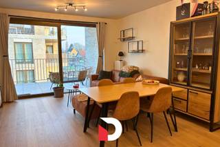 Recent appartement op de rand van Brugge, dichtbij het AZ Sint-Jan en de Expressweg, maar toch op fietsafstand van centrum Brugge. Het appartement is gelegen op de tweede verdieping en beschikt over een gezellige leefruimte met open ingerichte keuken voorzien van kookplaat, dampkap, koelkast, combi oven-microgolf, vaatwasser. Er is een aparte berging met plaats voor wasmachine/droogkast, toilet, badkamer met douche en lavabo, 1 slaapkamer, ruim terras (12 m²). Ondergrondse autostaanplaats (49) inbegrepen in de huurprijs. Gemeenschappelijke kosten: € 70/maand + € 30/maand voorschot verwarming. het appartement is instapklaar. Er wordt er verwarmd via een milieu- en budgetvriendelijk verwarmingssysteem. EPC: 25 kWh/m², label A.<br />Plan eenvoudig uw bezoek via onze website: www.delbecque.immo.