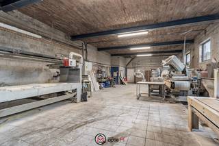 DEZE VEELZIJDIGE BEDRIJFSRUIMTE MET KANTOOR EN LOODS TE KOOP IS GELEGEN LANGS DE MAASTRICHTERSTEENWEG IN BILZEN.Dankzij de centrale ligging en de...