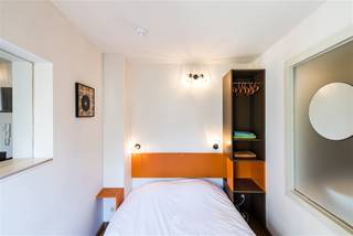 <p><span>GENT</span><span>: Op zoek naar een </span><span>volledig bemeubelde studio</span><span> in centrum Gent? Dan is dit pand mogelijk iets voor u. </span></p><p><span> </span></p><p><span>De belangrijkste troeven in een notendop: </span></p><ul><li><span>Volledig bemeubeld en instapklaar</span></li><li><span>Op wandelafstand van Patershol en Dok Noord</span></li><li><span>Gemeubeld (furnished)</span></li></ul><p><span> </span></p><p><span>Indeling: </span></p><p><span>Geïnstalleerde keuken met aansluitend de leef- en eetruimte, slaapruimte, douchekamer (douche, lavabomeubel en toilet).<br /><br /></span><span>Belangrijk:</span></p><p><span>Beschikbaar: 1/10/2026. Contract 1 jaar. Domicilie verplicht. <br />Huurprijs: € 575 <br />Energiezuinig. EPC: 142 kWh/m².</span></p><p><span> </span></p><p><span>Voor een bezoek ter plaatse, vul zeker het huurprofiel in via onze website! </span></p><p><span> </span></p>