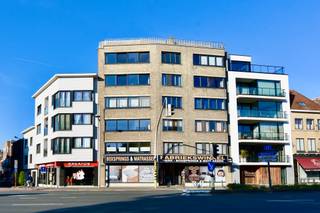 Bent u op zoek naar een centraal gelegen en uniek handelspand in de omgeving van het station van Eeklo? Dit ruim, volumineus handelspand, gelegen...
