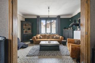 <p>Perfect gelegen tussen stad en platteland, op enkele minuten van Doornik en alle voorzieningen, bestaat deze mooie woning, gebouwd op een perceel van meer dan 500 m² en met ruime woonvolumes, uit het volgende:<br /><br />Op het gelijkvloers: Een inkomhal met zichtbare trap, een grote leefruimte van bijna 50 m², een ingerichte keuken met eethoek, een badkamer, een stookruimte/wasruimte, een apart toilet en een grote droge kelder van ongeveer 20 m².<br /><br />Op de eerste verdieping: Een nachthal die twee grote slaapkamers bedient, twee doorlopende kamers, een kleine bijkomende kamer die kan dienen als bureau of dressing en een bijkomend toilet.<br /><br />Op de tweede verdieping: Een zolder ingericht als twee bijkomende slaapkamers.<br /><br />Buiten omvat het geheel een groot betonnen terras, een veilige en ideaal georiënteerde tuin en een grote garage voor twee voertuigen.<br /><br />TECHNISCH: Centrale verwarming op mazout (2 tanks van 1.000 L), ketel van 2011, PVC ramen met dubbele beglazing, gedeeltelijk elektrische rolluiken, 16 zonnepanelen, aansluiting op de riolering, septische put, EPC D, KI €517.</p>