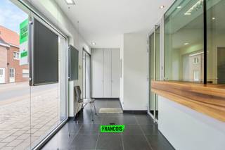 In het bosrijke Merkem, centraal gelegen tussen Diksmuide en Ieper, bevindt zich een gerenoveerde woning dat werd uitgebaat als kantoor.Het...