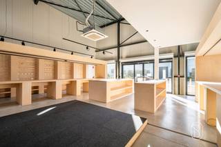 Topgelegen mooi industriegebouw, ideaal voor wie op zoek is naar kantoor met atelier. Ruim en polyvalent handelspand van ca. 624 m² in Eke. Op zoek naar een ruime en veelzijdige locatie voor uw zaak, showroom, kantoor of activiteiten? Dit goed onderhouden recent handelspand, gelegen in een KMO-zone aan de rand van Eke, combineert een ruime winkel-/handelsruimte met magazijn, technische ruimte en kantoren.Het pand beschikt over 2 bouwlagen, een grote commerciële ruimte, magazijn, herstel-/technische ruimte, kantoor en afzonderlijke vergaderzaal. Verder zijn er een kitchenette, sanitair, cooling & heating, alarm, automatische sectionaalpoort en een handige garage.Vooraan beschikt het pand over parking (3) en een vlot bereikbare oprit.Een interessante en polyvalente bedrijfslocatie voor ondernemers die ruimte, functionaliteit en uitstraling willen combineren.