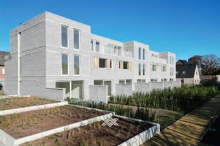 Deze koppelwoning van 180 m² bestaat uit drie bouwlagen met op het gelijkvloers een inkomhal met gastentoilet uitkomende in de woonkamer met...