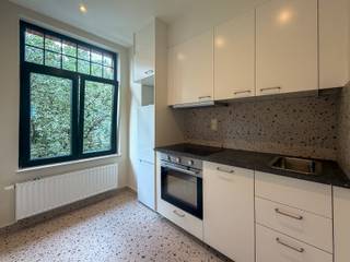 Vlak bij het Dudenpark en op een boogscheut van het Hoogte Honderdplein met al zijn winkels en openbaar vervoer, volledig gerenoveerde duplex op de 2e en 3e verdieping van een gebouw gelegen Oscar Van Goidtsenhovenlaan 83, bestaande uit een lichtrijke leefruimte, een nieuwe ingerichte keuken, twee slaapkamers en een moderne badkamer met douche in terrazzo. Individuele gasketel en privékelder vervolledigen het geheel.<br />Verzorgde hedendaagse afwerking, levendige en vlot bereikbare buurt.<br />Onmiddellijk beschikbaar.<br />Liefde op het eerste gezicht gegarandeerd!