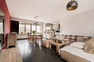 Instapklaar 2-slaapkamerappartement met terras en garage (+€ 25.000).Dit lichtrijke appartement is gelegen in een kleinschalig en verzorgd gebouw met...