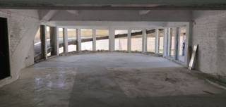 Uniek bedrijfsgebouw gelegen op de Nieuwe Graanmarkt in het centrum van Brussel. Het vroegere parkeergebouw is omgevormd tot een gemengd project met horeca, appartementen en commerce/kantoren. Het gebouw bevindt zich in één van de meest dynamische wijken van Brussel met verschillende bars en restaurants op wandelafstand. De ruimte wordt casco opgeleverd waardoor ze nog volledig kan worden afgewerkt op maat. Ideaal voor bedrijven op zoek naar een atypische locatie in het hartje van de hoofdstad.<br /><br />Kantoren beschikbaar tussen 537m² en 1.079m².