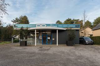 Dit uitstekend onderhouden handelspand met magazijn is gelegen op een uitstekende zichtlocatie langs de Kamperbaan  te Hechtel, een druk...