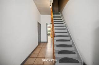 <p><strong>Ruime rijwoning met 5 slaapkamers, zonnepanelen en oostgerichte tuin op een uitstekende ligging</strong></p><p>Op een bijzonder gunstige locatie aan de Sint-Jansbergsesteenweg bevindt zich deze ruime eengezinswoning met een bewoonbare oppervlakte van maar liefst <strong>189 m²</strong>, gelegen op een perceel van <strong>3a 38ca</strong>. De woning is op te frissen en biedt dankzij haar mooie volumes en vijf slaapkamers heel wat mogelijkheden voor wie op zoek is naar ruimte en een woning die verder naar eigen smaak kan worden ingericht.</p><p>De ligging is zonder twijfel een belangrijke troef. De Sint-Jansbergsesteenweg bevindt zich tussen de <strong>Tervuursesteenweg, Egenhoven, Campus Arenberg en de E40</strong>. Je woont hier in een aangename, groene omgeving en toch op korte afstand van <strong>Leuven, KU Leuven, imec en UZ Leuven Gasthuisberg</strong>. Een uitstekende uitvalsbasis voor wie zich vlot wil verplaatsen met de <strong>auto, fiets of het openbaar vervoer</strong>.</p><p>De woning beschikt over <strong>vijf slaapkamers en één badkamer</strong>, waardoor ze bijzonder geschikt is voor een gezin of voor wie behoefte heeft aan extra werk-, hobby- of logeerruimte.  Achteraan bevindt zich een <strong>oost gerichte tuin met terras</strong>, waar je heerlijk van de ochtend- en voormiddagzon kunt genieten. De woning is bovendien reeds voorzien van <strong>PVC-ramen met dubbele beglazing en zonnepanelen</strong>.</p><p><span><strong>Een ruime woning met veel potentieel op een locatie die groen wonen combineert met een uitstekende bereikbaarheid. Interesse? Bel of mail Jacky op 0495 534 649 of </strong></span><span><strong>jacky@conneet-immo.be</strong></span><span><strong> </strong></span></p><p>EPC: 338 kWh³ - UC:  - Label D</p><p>Wg-Dgv-Dvkr-Gvv</p>