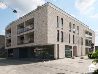 <p>Prachtig afgewerkt en nieuw appartement met 1 slaapkamer, mooi terras, parkeerplaats en private kelderberging, gelegen in hartje Lommel.</p>

<p><strong>Troeven:</strong></p>

<ul><li>Zeer energiezuinig (E-peil 14) - nog vrijstelling KI</li><li>Prachtig afgewerkt</li><li>Ruime slaapkamer</li><li>Parking en berging inbegrepen</li><li>Ook interessant als investering</li></ul>

<p>Indeling: inkomhal, berging, toilet, woonkamer, keuken, terras, badkamer en slaapkamer.</p>