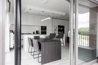 Op een toplocatie aan Hardenvoort 23 in Antwerpen bieden wij dit ruime hoekappartement van 95 m² aan, gelegen op de eerste verdieping van een modern gebouw uit 2014.<br />De lichtrijke leefruimte sluit naadloos aan op de open, volledig ingerichte keuken en geeft toegang tot het aangename terras met uitzicht op Park Spoor Noord. Het appartement beschikt verder over twee volwaardige slaapkamers, een comfortabele badkamer en praktische bergruimte. Het appartement heeft aangepaste en op maat gemaakte plafondhoge deuren. Ook zijn er in de leefruimte, slaapkamers en inkomhal mooie en kwalitatieve op maat gemaakte inbouwkasten.<br />Met een EPC-score van slechts 97 kWh/m²/jaar (energielabel A) geniet u van een energiezuinige woning met lage energiekosten.<br />Bovendien beschikt het gebouw over een gemeenschappelijke fietsenberging en is er een ondergrondse autostaanplaats met infrastructuur voor elektrisch laden beschikbaar. De autostaanplaats dient te worden aangekocht aan 30.000 euro.<br />Het appartement is momenteel verhuurd, wat het eveneens interessant maakt als investering met onmiddellijke huuropbrengst.