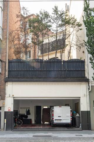 Bekijk alvast de videotour, het EPC, conform EK, grondplannen, asbestinventaris,..... via de Wellimmo-site ('documenten')<br /><br />In het hart van het Antwerpse Zuid, op een absolute toplocatie aan de prestigieuze Amerikalei, bevindt zich deze luxueus gerenoveerde neoclassicistische herenwoning uit 1890, naar architect JB De Pooter. Het pand onderging een hoogwaardige renovatie met respect voor zijn historische karakter. Prachtige authentieke elementen, waaronder de originele parketvloeren, sierlijsten, moulures en verfijnde wanddecoraties, bleven zorgvuldig bewaard en werden harmonieus gecombineerd met hedendaags wooncomfort. Achter de statige gevel schuilt een uitzonderlijk eigendom met een totale bruikbare oppervlakte van circa 335 m², inclusief het souterrain. De woning staat via een interne doorgang rechtstreeks in verbinding met het achterliggende perceel aan de Brederodestraat. Hier bevindt zich een ruime garage voor twee wagens, voorzien van een automatische garagepoort — een zeldzame en bijzonder waardevolle troef in de stad. Beide percelen beslaan samen een totale grondoppervlakte van 140 m².<br />Het pand is momenteel volledig ingericht als een luxueus guesthouse met vier ruime en instapklare suites. Elke suite beschikt over een eigen badkamer met toilet. De gelijkvloerse verdieping is thans ingericht als gezamenlijke leef en eetruimte en voorzien van een prachtig ingerichte keuken.  De woning telt wel zes toiletten, waarvan er 2 zich in de gemeenschappelijke delen bevinden.<br /><br />Voor de uitbating als guesthouse werd een vergunning afgeleverd door Toerisme Vlaanderen en het pand voldoet aan de geldende brandveiligheidsvoorschriften. Het guesthouse kan desgewenst meteen worden voortgezet. Ook de overname van het aanwezige meubilair is bespreekbaar, waardoor een bijzonder vlotte voortzetting van de huidige activiteit mogelijk is.<br />Dankzij de flexibele indeling biedt het eigendom echter nog tal van andere mogelijkheden. De suites kunnen worden ingericht als bijkomende slaapkamers, bureaus of polyvalente ruimtes. Zo leent het pand zich eveneens uitstekend als volwaardige herenwoning, als combinatie van wonen en werken, of voor gedeeltelijke dan wel volledige verhuur.<br /><br />Op de eerste verdieping bevindt zich een prachtige en lichtrijke leefruimte met volledig ingerichte keuken. In het souterrain werd de vierde suite ondergebracht en is bovendien een aangename wellnessruimte ingericht.<br />Ook de buitenruimtes zijn uitzonderlijk voor deze centrale ligging. Boven op de garage aan de Brederodestraat ligt een royaal en zonnig dakterras van circa 64 m². Hogerop in de woning bevindt zich nog een tweede terras.<br />Ook technisch is het eigendom volledig op punt: de elektrische installatie is conform, het pand werd asbestveilig gekeurd en beschikt over een EPC-label C.<br /><br />Kortom: Een karaktervol en hoogwaardig gerenoveerd eigendom waarin historische grandeur, authentieke details en hedendaags comfort harmonieus samenkomen. Dankzij de vergunde uitbating, de royale oppervlaktes, de dubbele garage en de bijzonder veelzijdige indeling is dit een pand met werkelijk uitzonderlijke mogelijkheden, gelegen op een van de meest gegeerde locaties van Antwerpen.<br />Een karaktervolle parel op toplocatie die niet gauw op de Antwerpse vastgoedmarkt verschijnt!<br /><br />Voor meer info en uw bezoek bel 03.225.00.68 of info@wellimmo.net <br /> 