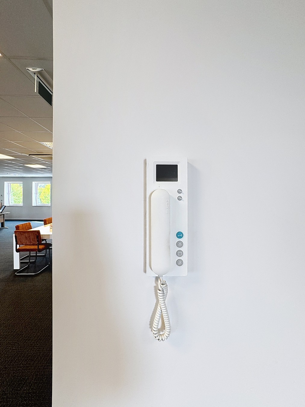 Instapklare KANTOORRUIMTEN (436m²) voorzien van alle comfort (databekabeling, airco,...) en private parkeergelegenheid. Vlot bereikbaar via Expresweg van Brugge! - foto 5
