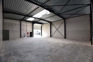 Goed gelegen nieuwbouw KMO-unit met een oppervlakte van 267m² (14,44m breed x 18,52m diep) op bedrijventerrein Kunstdal te Eeklo.De loods heeft een...