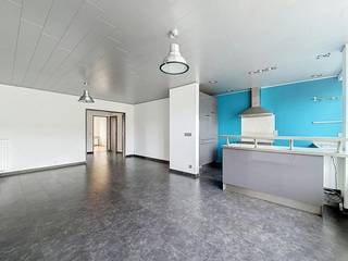 Vous recherchez un endroit confortable à Merksem ? Cet appartement lumineux situé au deuxième étage combine un emplacement central avec un aménagement élégant et tout le confort moderne. Situé sur la Lambrechtshoekenlaan, vous vivez ici à deux pas des commerces, des transports en commun et des routes d'accès.<br /><br />Aménagement du deuxième étage sans ascenseur :<br /><br />-Espace de vie et cuisine (40 m²) : salon spacieux et ouvert avec une cuisine entièrement équipée avec plaque à induction, four, réfrigérateur, congélateur, double évier et lave-vaisselle.<br />-Chambre 1 (15 m²) : chambre principale complète.<br />-Chambre 2 (8 m²) : idéale comme deuxième chambre, bureau ou dressing avec accès à la terrasse<br />-Salle de bain : équipée d'un combiné baignoire-douche, uniquement d'un meuble vasque et de raccords pour machine à laver et sèche-linge.<br />-WC séparés : Pratiquement séparés de la salle de bain.<br />-Rangement : espace de rangement supplémentaire pratique dans l'appartement.<br />-Terrasse (2,5 m²) : terrasse agréable pour se détendre à l'extérieur.<br />-Entreposage au sous-sol : espace de rangement privé supplémentaire au sous-sol.<br /><br />Détails :<br /><br />-Efficacité énergétique (EPC B)<br />-Rangement au sous-sol inclus<br />-Proche des transports en commun et des routes de Merksem<br />-Coût commun 145 euros par mois, chauffage et eau compris<br />-Disponible immédiatement