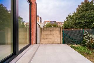 <p>Lichtrijk gelijkvloers appartement met privétuin en terras in het stijlvolle nieuwbouwproject Meerlenhof te Hoboken. Gelegen in een rustige, groene omgeving met vlotte verbinding naar het centrum van Antwerpen.<br /><br />Het appartement omvat een inkomhal met vestiaire en gastentoilet, een ruime leefruimte met open keuken en toegang tot het terras en de tuin. Verder zijn er twee slaapkamers, een moderne badkamer met inloopdouche, een berging/wasruimte. De tuin is voorzien van een handig tuinhuis.<br /><br />Extra’s:<br />- Privatieve kelderberging<br />- Gemeenschappelijke fietsenberging<br />- Tuin met terras<br />- Tuinhuis voor tuin- of hobbyspullen<br />- Individuele nutsvoorzieningen<br />- Energiezuinig ontwerp<br />- Rustige, groene ligging<br />- Dicht bij winkels, scholen en openbaar vervoer<br /><br />Inclusief kelderberging, aan te kopen voor €5.000.<br />Verkoop onder BTW-regeling. <br /><br />Een comfortabel en praktisch appartement met aangename buitenruimte, ideaal voor wie rustig wil wonen nabij de stad.</p>
<p><span> </span></p>