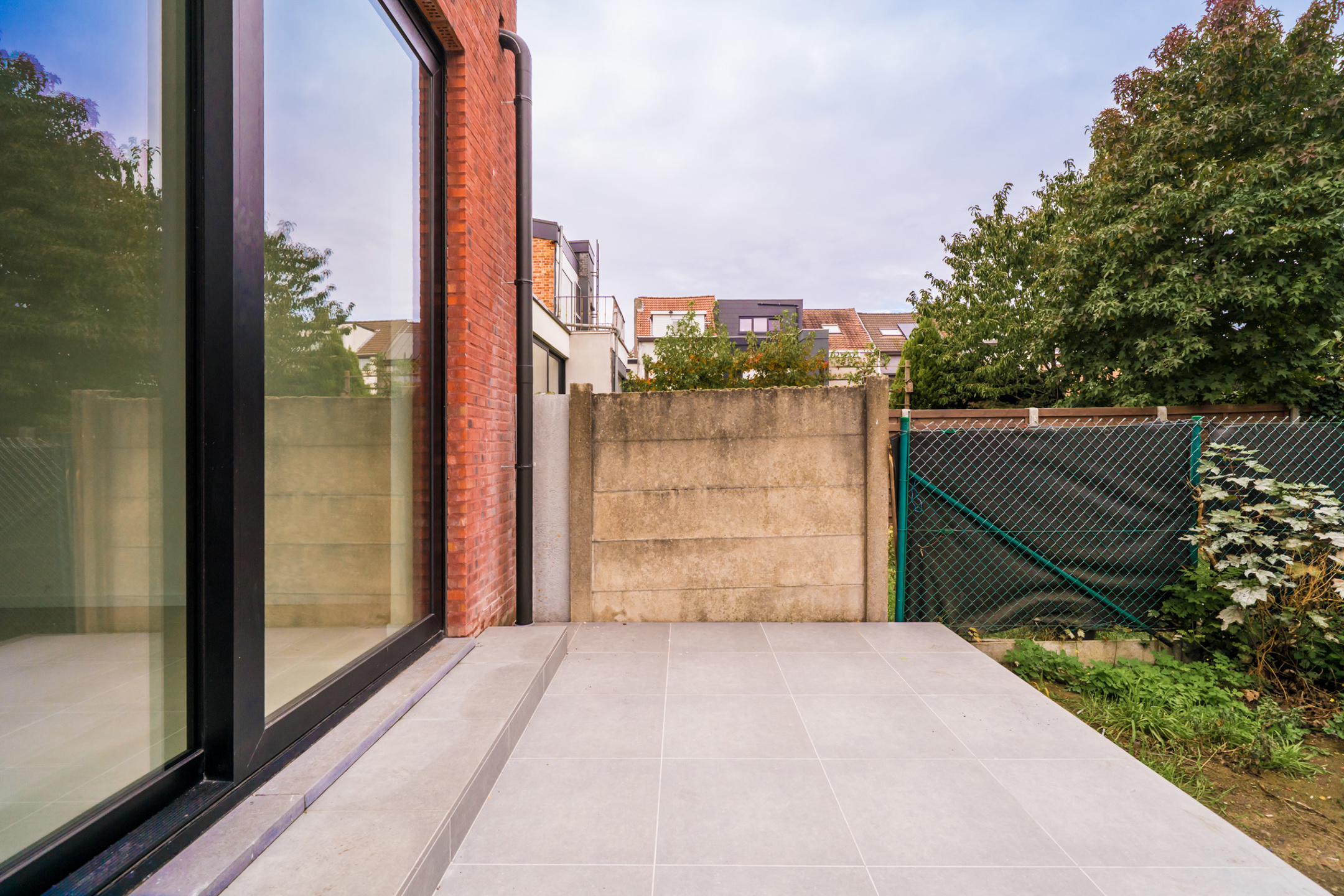 Modern gelijkvloers appartement met tuin - foto 3