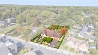 <p>Deze prachtige villa uit 2000 combineert hoogwaardig materiaalgebruik, een doordachte architectuur en een uitstekende staat van onderhoud. De woning bevindt zich op een mooi breed perceel met bossen aan de achterzijde, wat zorgt voor rust, privacy en een groen uitzicht. Binnen geniet u van bijzonder ruime leef- en slaapruimtes, ideaal voor gezinnen of wie graag royaal woont. De indrukwekkende woonkamer met open haard, de grote keuken en de dubbele inpandige garage met ruime oprit versterken het comfortabele karakter van deze woning. Dankzij de residentiële ligging in een groene omgeving woont u hier rustig met een vlotte verbinding naar het centrum van Lokeren.</p>
<p>Belangrijkste ruimtes:</p>
<p>• Imposante inkomhal (14 m²) voorzien van prachtig raamwerk en vestiaire</p>
<p>• Ruime woonkamer (70 m²) met open haard, veel lichtinval en prachtig zicht op groen</p>
<p>• Grote keuken (24 m²)</p>
<p>• Bureel (17 m²), ideaal voor thuiswerk of vrij beroep (2 toegangen)</p>
<p>• Wasplaats (10 m²)</p>
<p>• Dubbele inpandige garage (40 m²) met automatische garagepoort</p>
<p>• Slaapkamer (26 m²)</p>
<p>• Slaapkamer (17 m²)</p>
<p>• Dressing (4 m²)</p>
<p>• Badkamer (25 m²) met ligbad en dubbele wastafel in meubel</p>
<p>• Badkamer (8 m²) met inloopdouche en wastafel in meubel</p>
<p>• Ruime nachthal (28 m²)</p>
<p>Troeven:</p>
<p>• Architecturale villa met hoogwaardige afwerking en perfect onderhoud</p>
<p>• Breed perceel met bossen aan de achterkant en veel privacy</p>
<p>• Zeer ruime leefruimtes, grote slaapkamers en dubbele inpandige garage</p>
<p>Neem vandaag nog contact op met je ERA-makelaar voor een bezoek. JOUW DROOMHUIS. ZO GEVONDEN!</p>