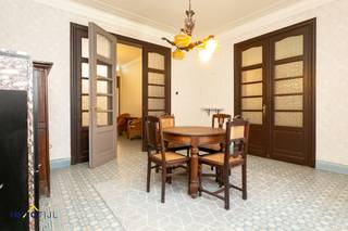 Ruime woning met prachtige gevel en tal van mogelijkheden!Deze karaktervolle woning valt meteen op door haar prachtige gevel en solide structuur. Ze...