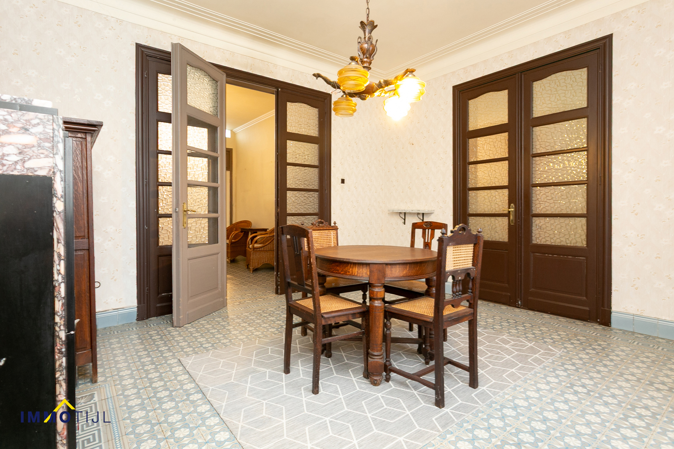 Ruime woning met prachtige gevel en tal van mogelijkheden! - foto 2