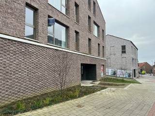 Deze casco ruimte biedt volledige vrijheid qua inrichting en is perfect geschikt voor kantoren, handelszaken of vrije beroepen. <br /><br />Het project bevindt zich op een toplocatie, op slechts enkele minuten wandelafstand van de Markt van Gavere – ideaal voor commerciële doeleinden!<br /><br />Eveneens mogelijk om een ruime berging bij aan te kopen (B35), prijs € 18.000 excl. kosten.<br /><br />Neem contact met ons op om de mogelijkheden te bespreken.
