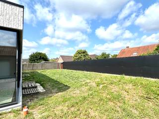 Kwalitatieve energiezuinige NIEUWBOUW, gebouwd met TOPmaterialen, en voorzien van de laatste technieken. Zeer rustige ligging, doch genietend van...