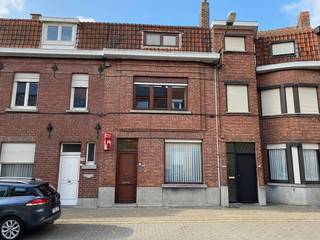 Betaalbare, goed gelegen en licht op te frissen starterswoning met een stadstuintje.  Indeling van de woning : Ruime aparte inkom,...